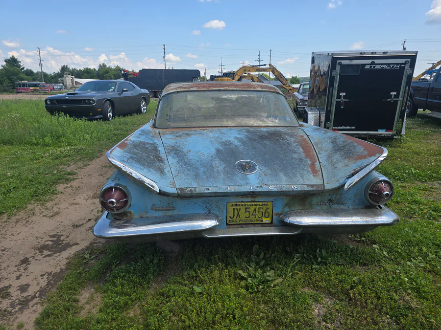 Buick Invicta
Fresh barn find!